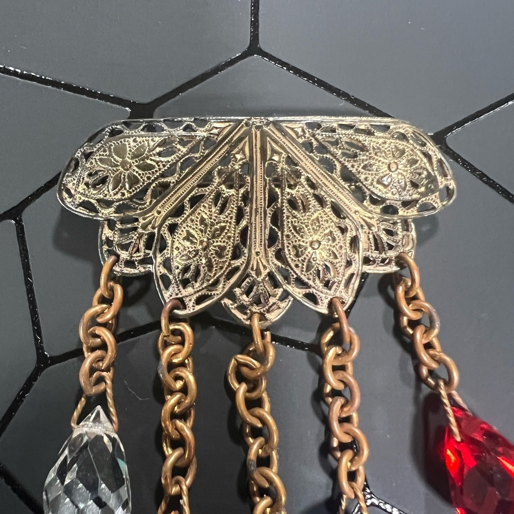 Art Deco Gold Tone Filigree Fanned Brooch with Dangling Glass Beads Vintage - Picture 2 of 7